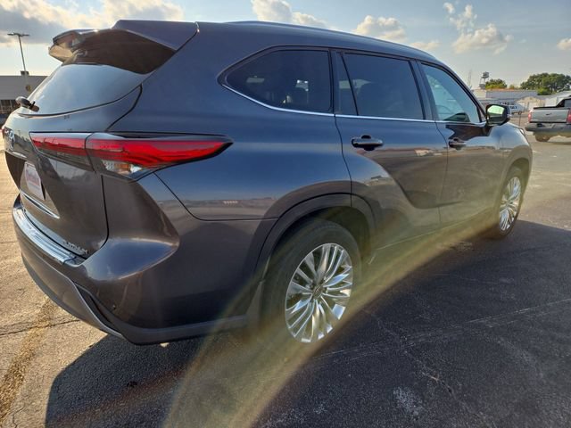 Used 2023 Toyota Highlander Platinum FWD image 8