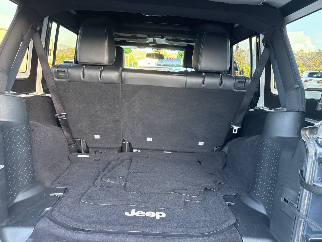 Used 2017 Jeep Wrangler Unlimited Rubicon w/ Connectivity Group AWD/4WD image 8