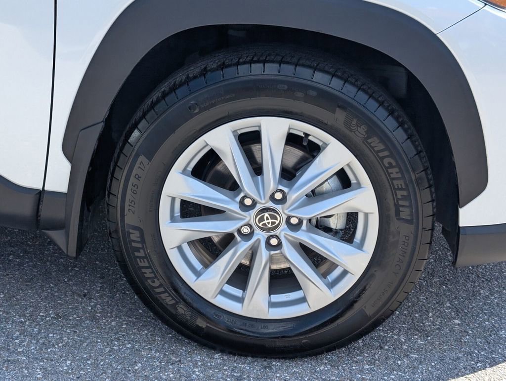 Used 2024 Toyota Corolla Cross LE w/ Moonroof Package image 9