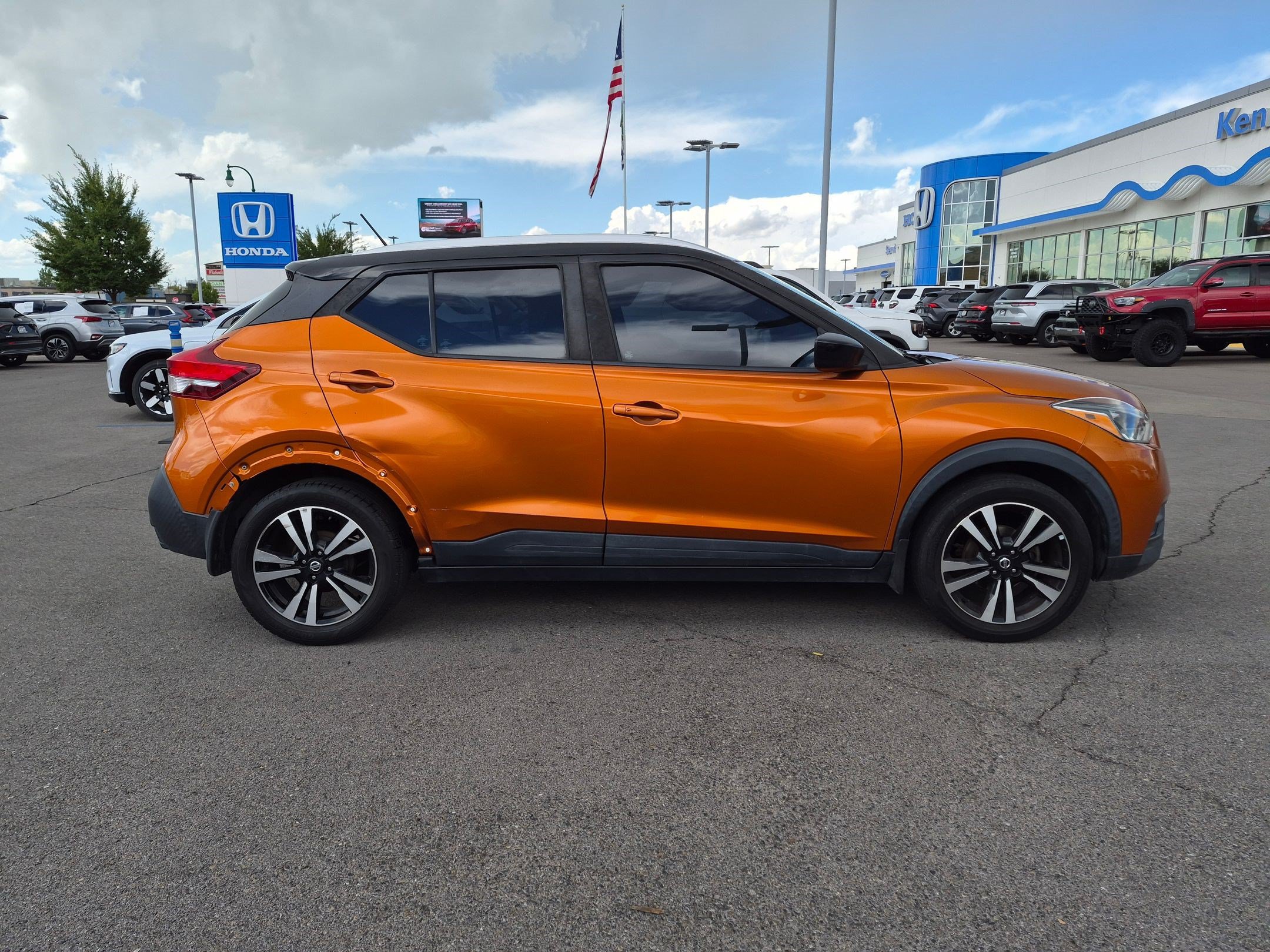 Used 2019 Nissan Kicks SV FWD image 2