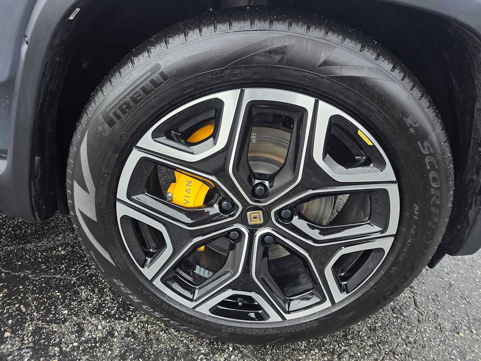 Used 2023 Rivian R1S Adventure image 9