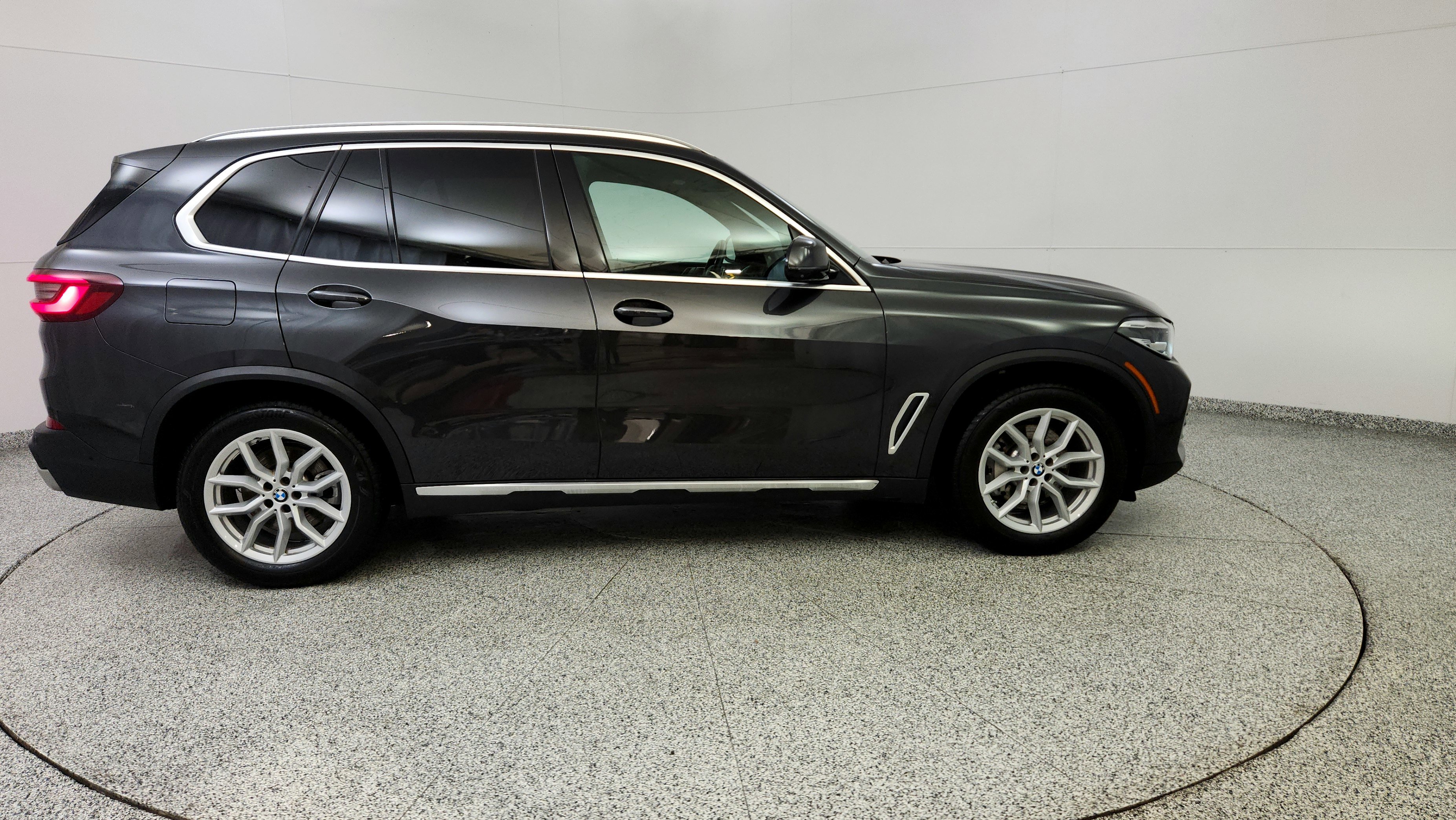 Used 2022 BMW X5 xDrive40i w/ Parking Assistance Package AWD/4WD image 8