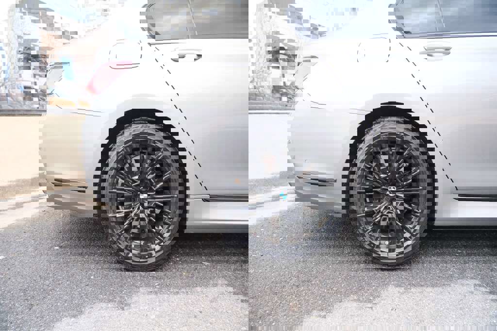 Used 2021 BMW 750i xDrive w/ Executive Package image 13