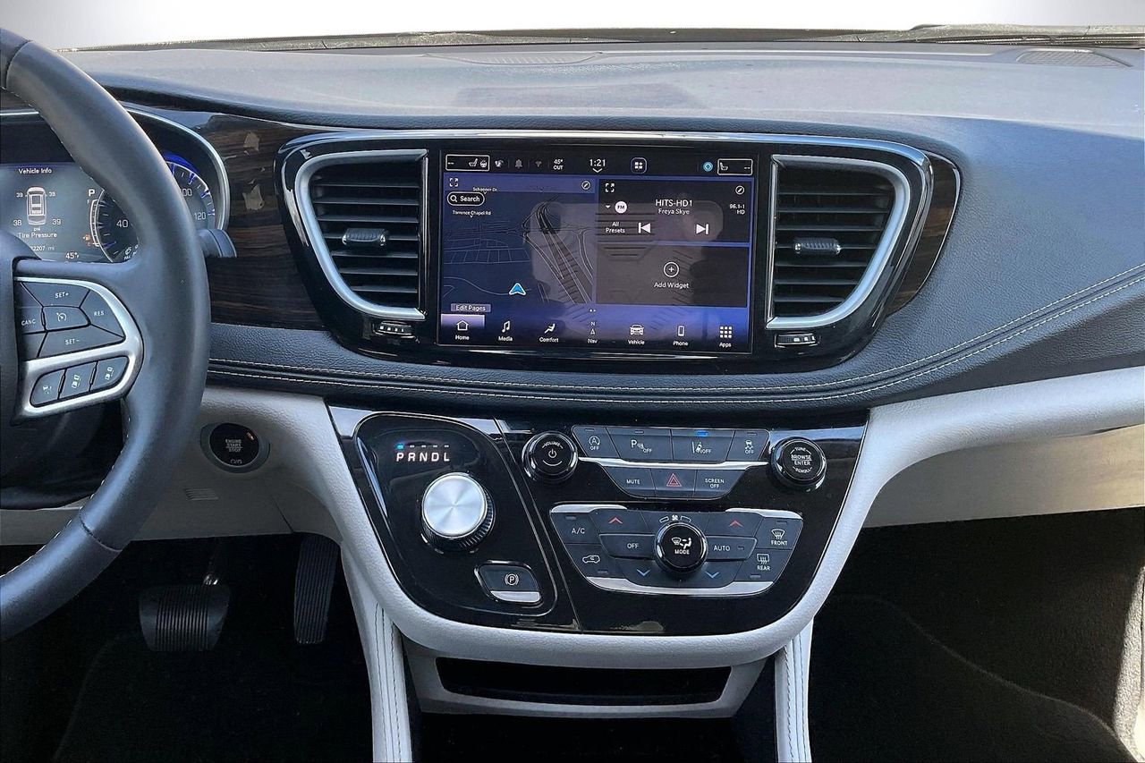 Used 2023 Chrysler Pacifica Limited image 13