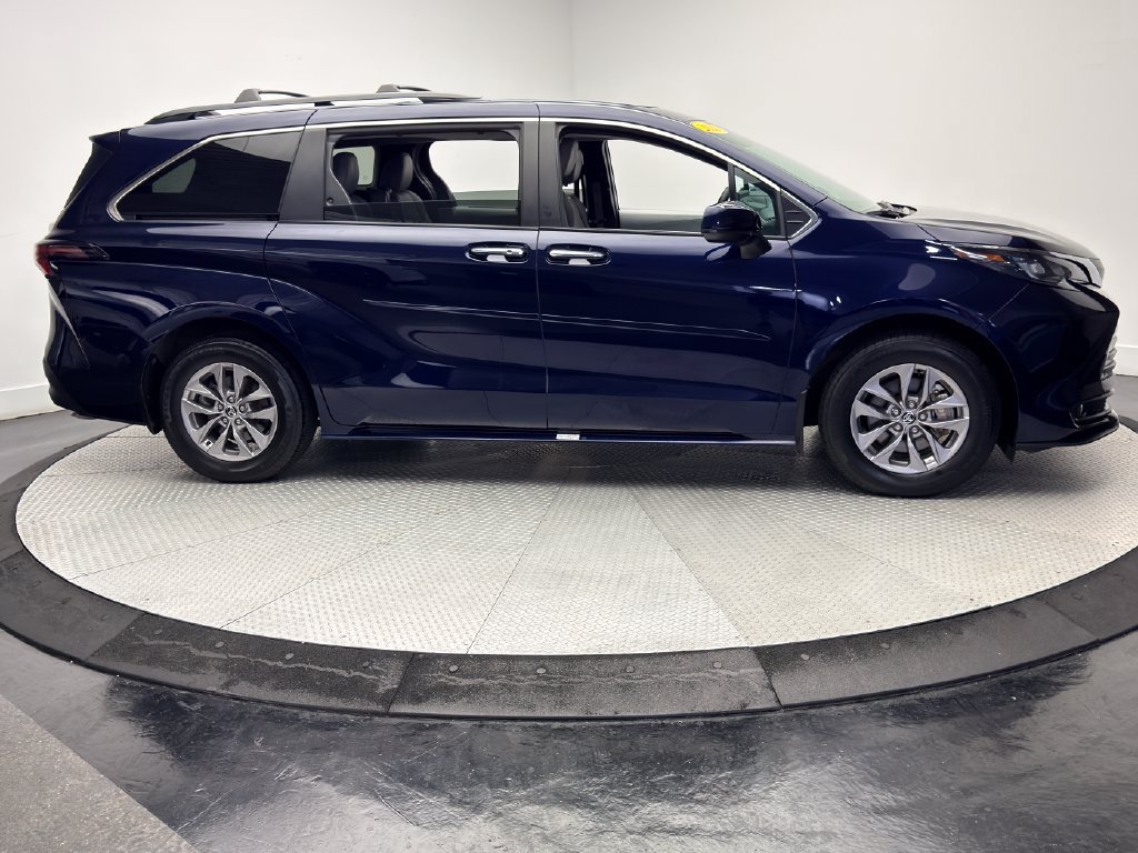 Used 2025 Toyota Sienna XLE w/ XLE Plus Package FWD image 4