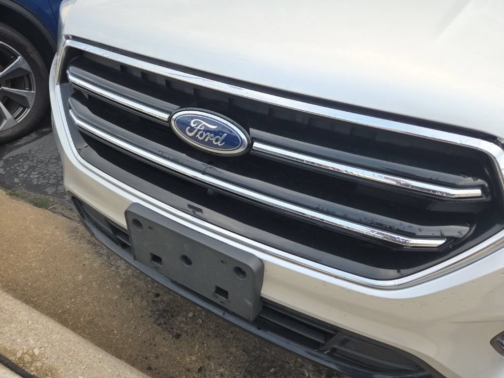 Used 2019 Ford Escape SE FWD image 2