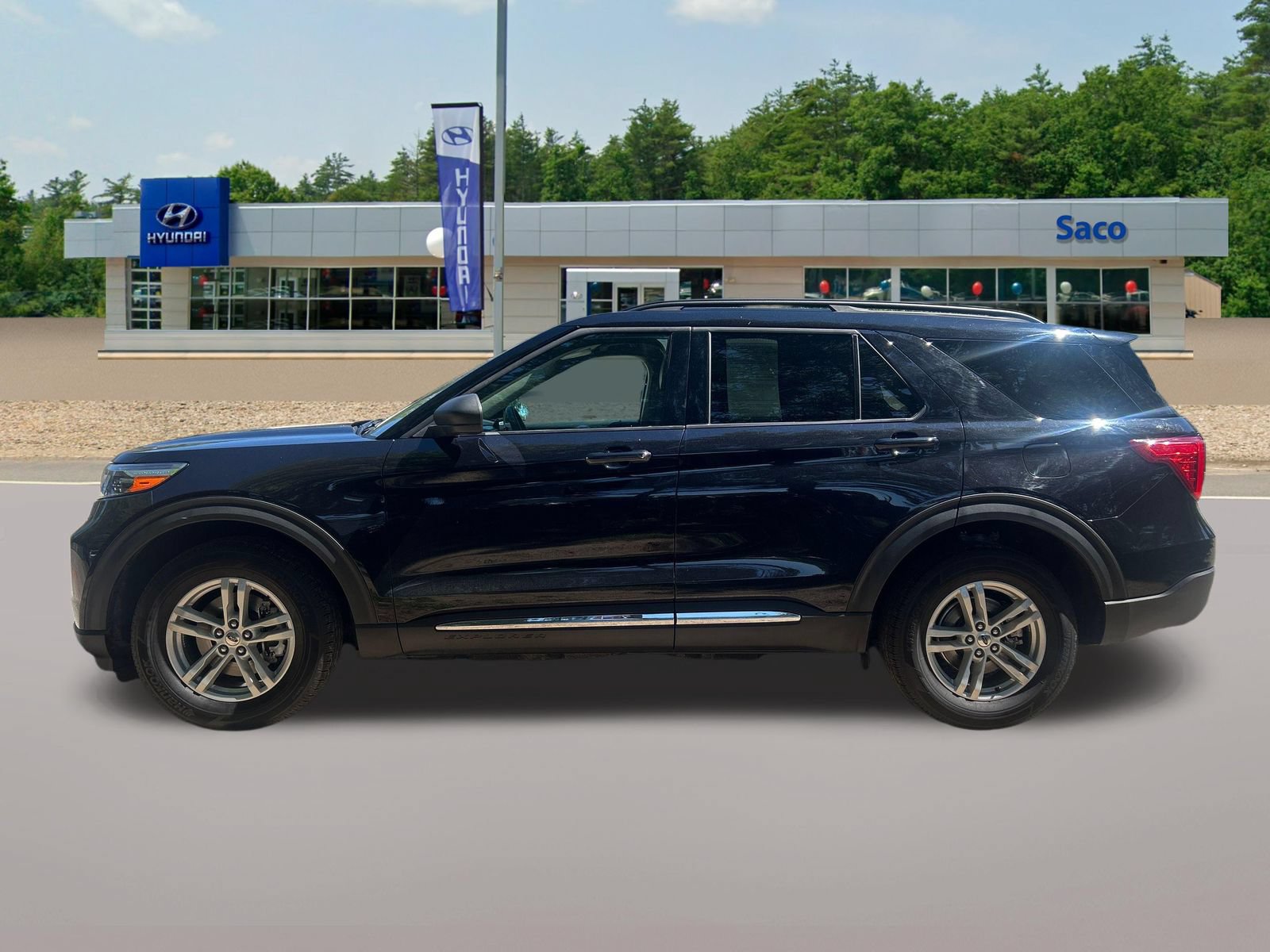Used 2024 Ford Explorer XLT w/ Equipment Group 202A AWD/4WD image 9