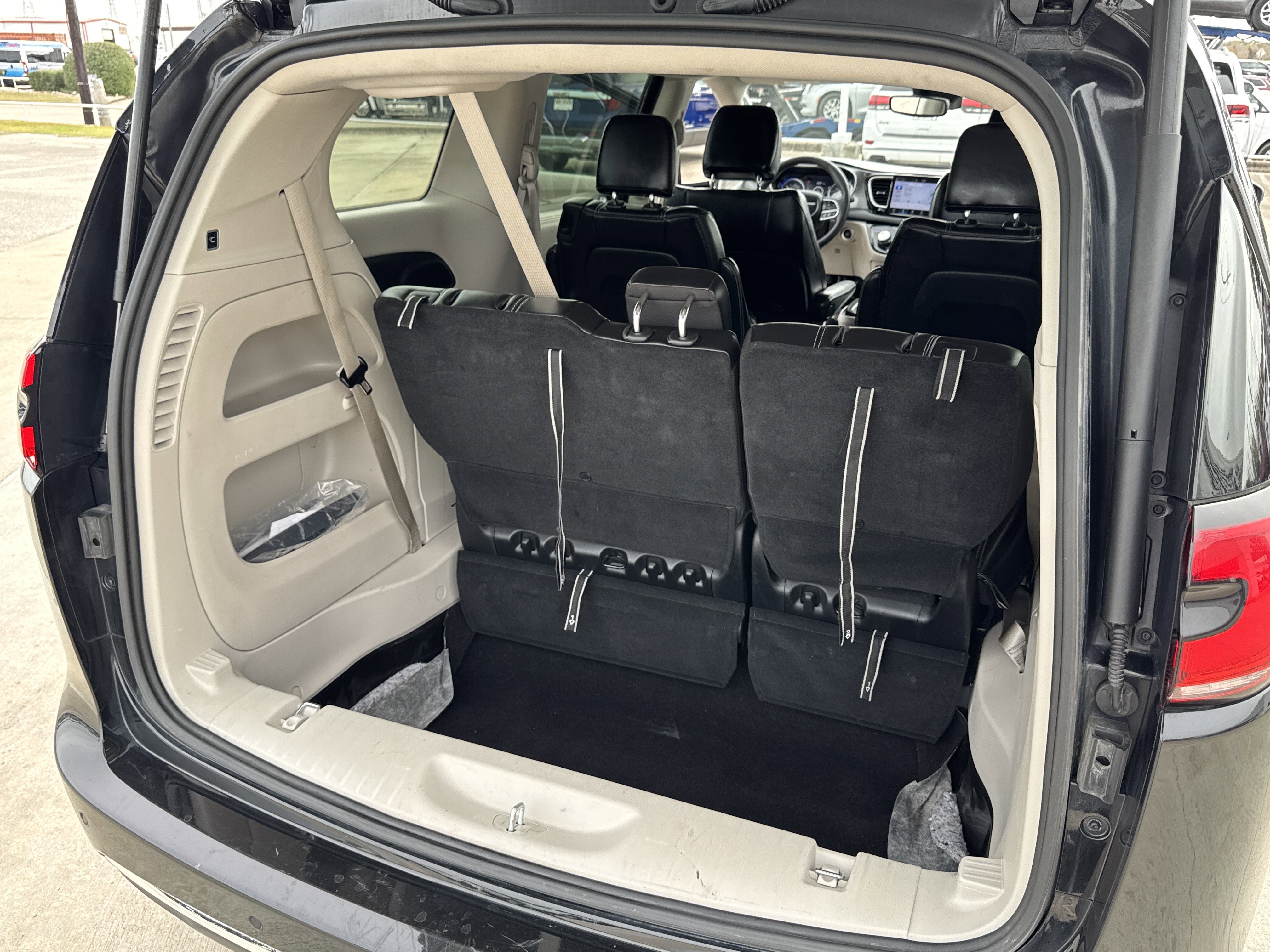 Used 2023 Chrysler Pacifica Touring-L image 39