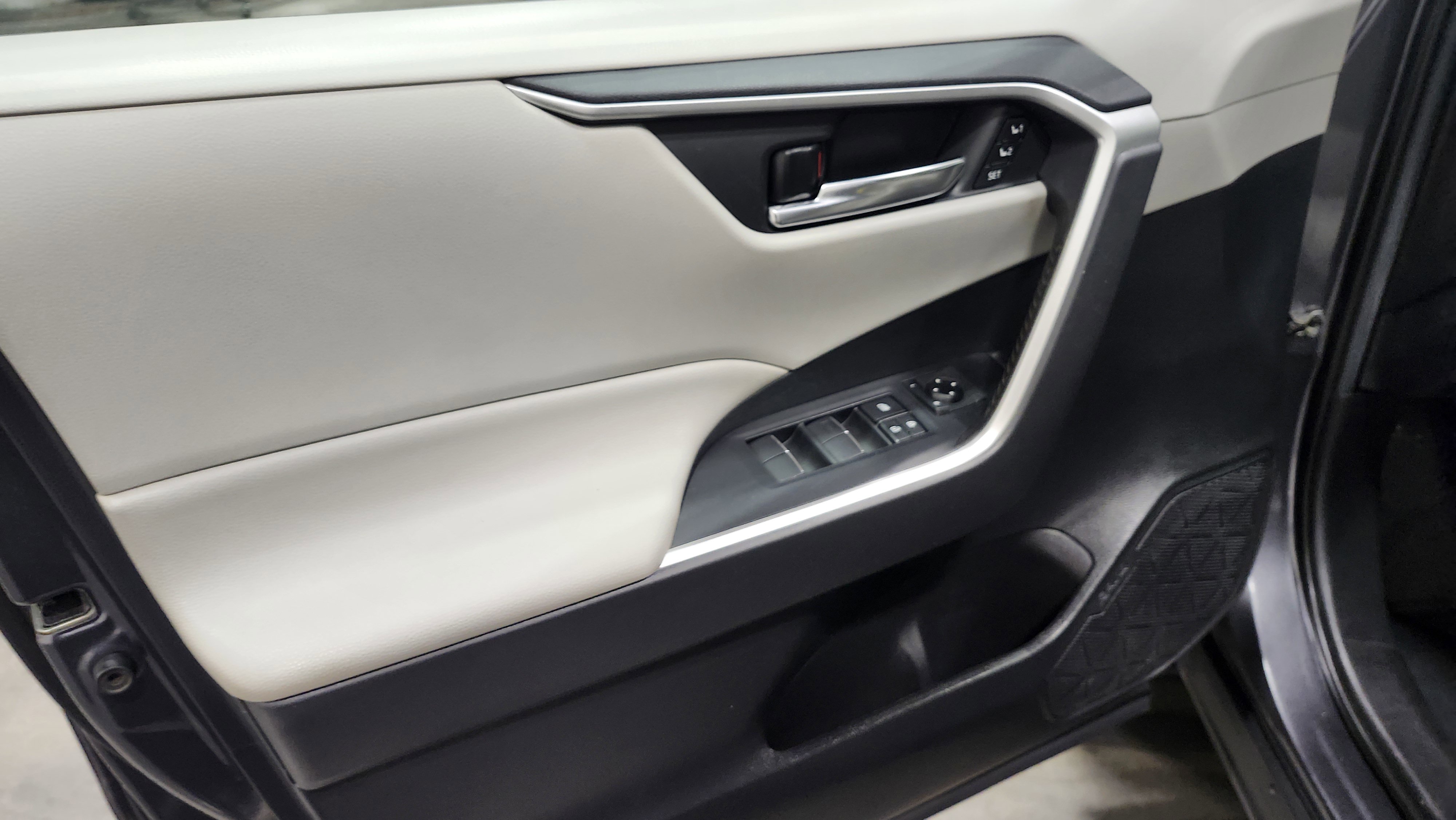 Used 2020 Toyota RAV4 XLE Premium image 20