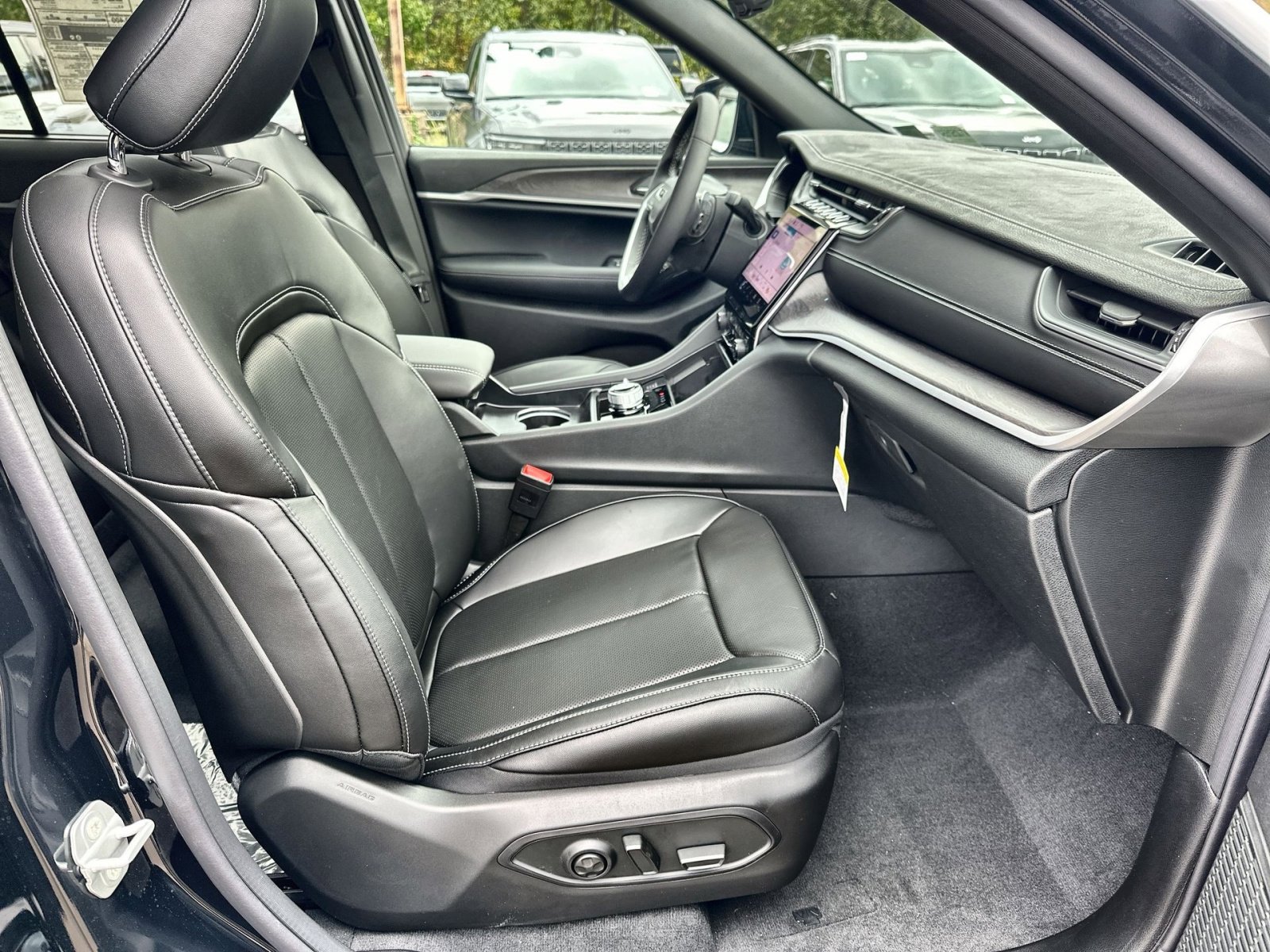 New 2025 Jeep Grand Cherokee Limited w/ Luxury Tech Group II image 27