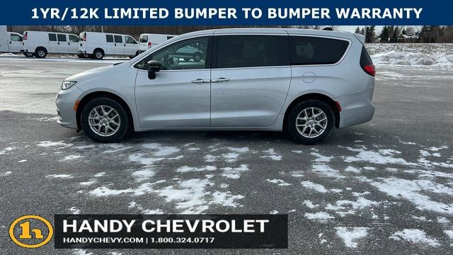 Used 2024 Chrysler Pacifica Touring-L FWD image 7