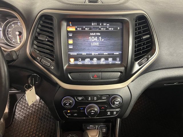 Certified 2017 Jeep Cherokee Latitude w/ Cold Weather Group AWD/4WD image 12