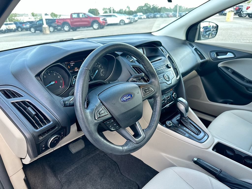 Used 2015 Ford Focus SE w/ SE Sport Package FWD image 10