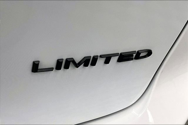 Used 2025 Chrysler Pacifica Limited image 9