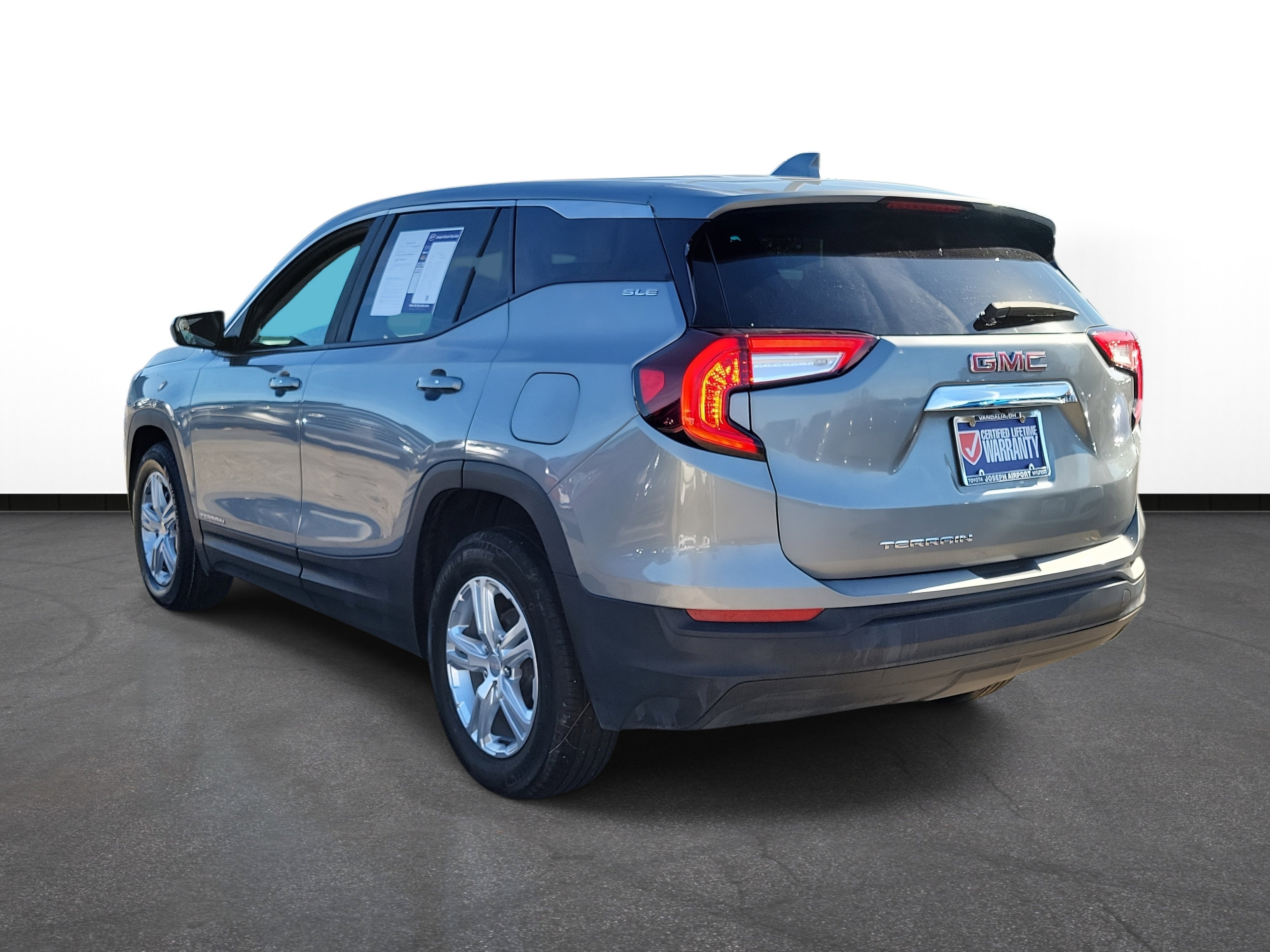 Used 2024 GMC Terrain SLE image 3