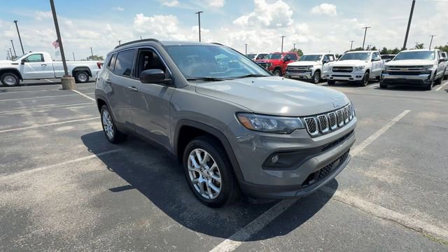 Used 2023 Jeep Compass Latitude w/ Sun and Sound Group AWD/4WD image 2
