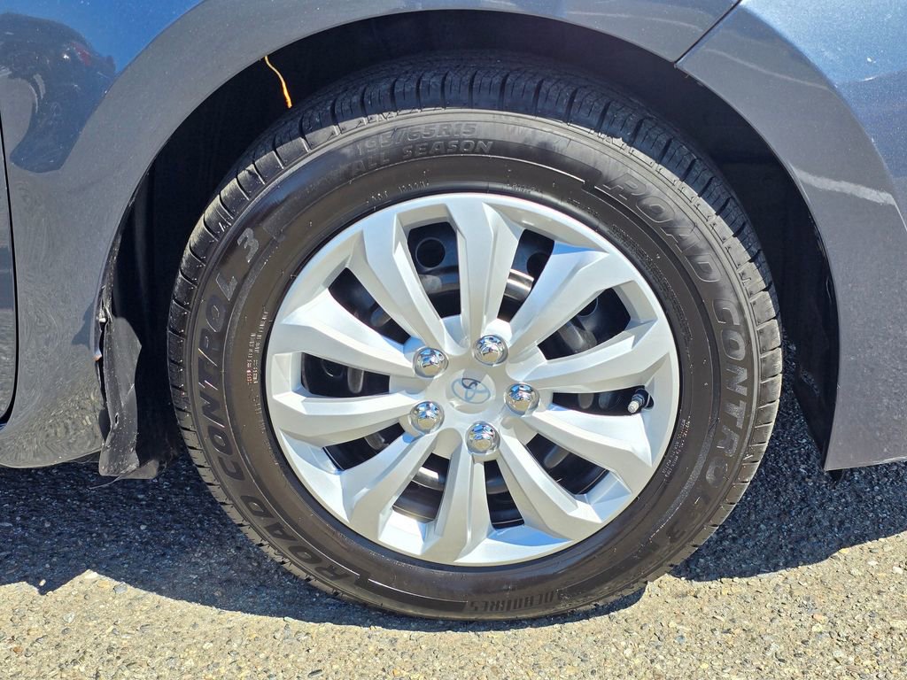 Used 2015 Toyota Corolla LE FWD image 9