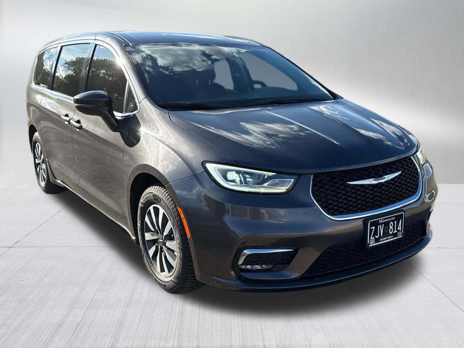 Used 2022 Chrysler Pacifica Touring-L FWD video 2