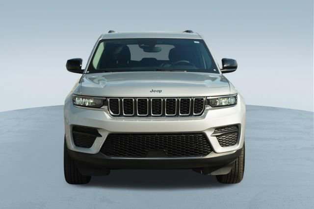 Used 2024 Jeep Grand Cherokee Laredo X image 2