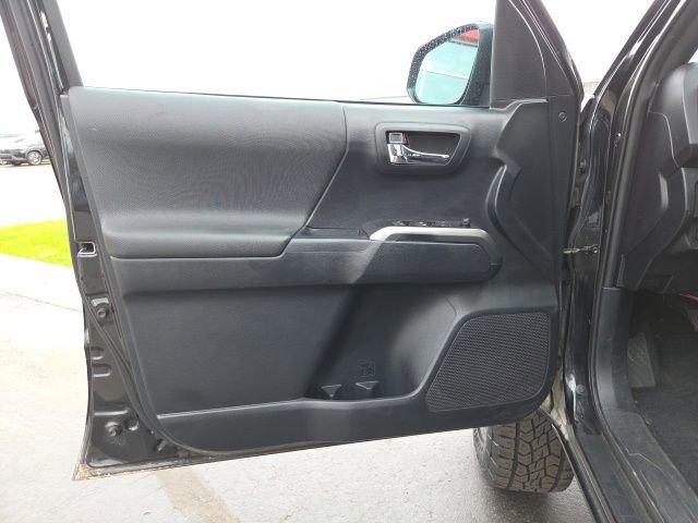 Used 2019 Toyota Tacoma TRD Sport w/ TRD Premium Sport Package AWD/4WD image 10