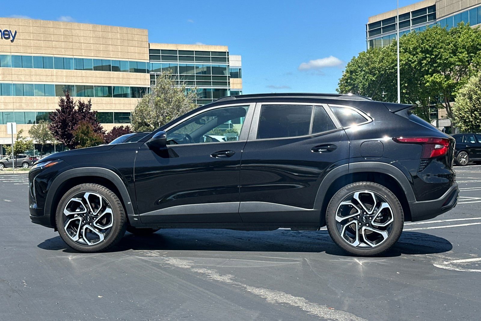 Used 2025 Chevrolet Trax RS w/ Sunroof Package image 7