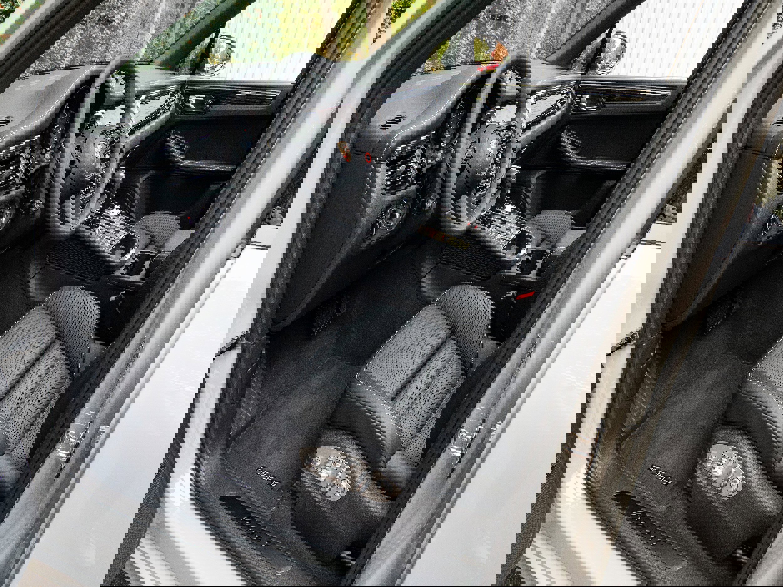 New 2026 Porsche Macan Turbo image 4