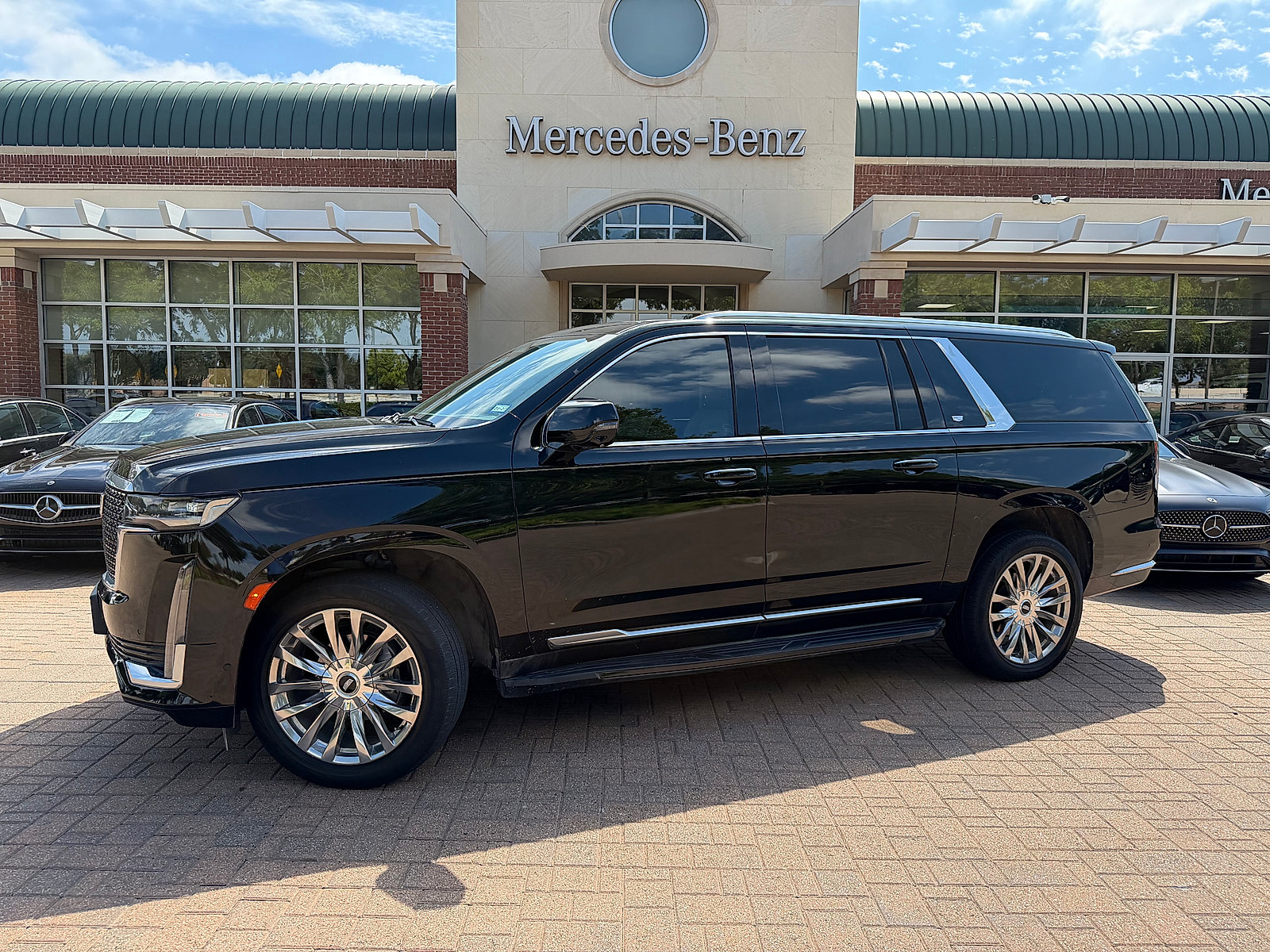 Used 2021 Cadillac Escalade ESV Premium Luxury w/ Performance Package AWD/4WD image 1
