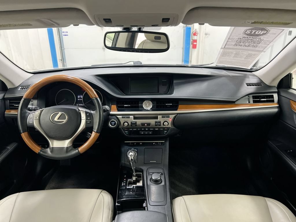 Used 2013 Lexus ES 300h w/ Premium Pkg FWD image 10