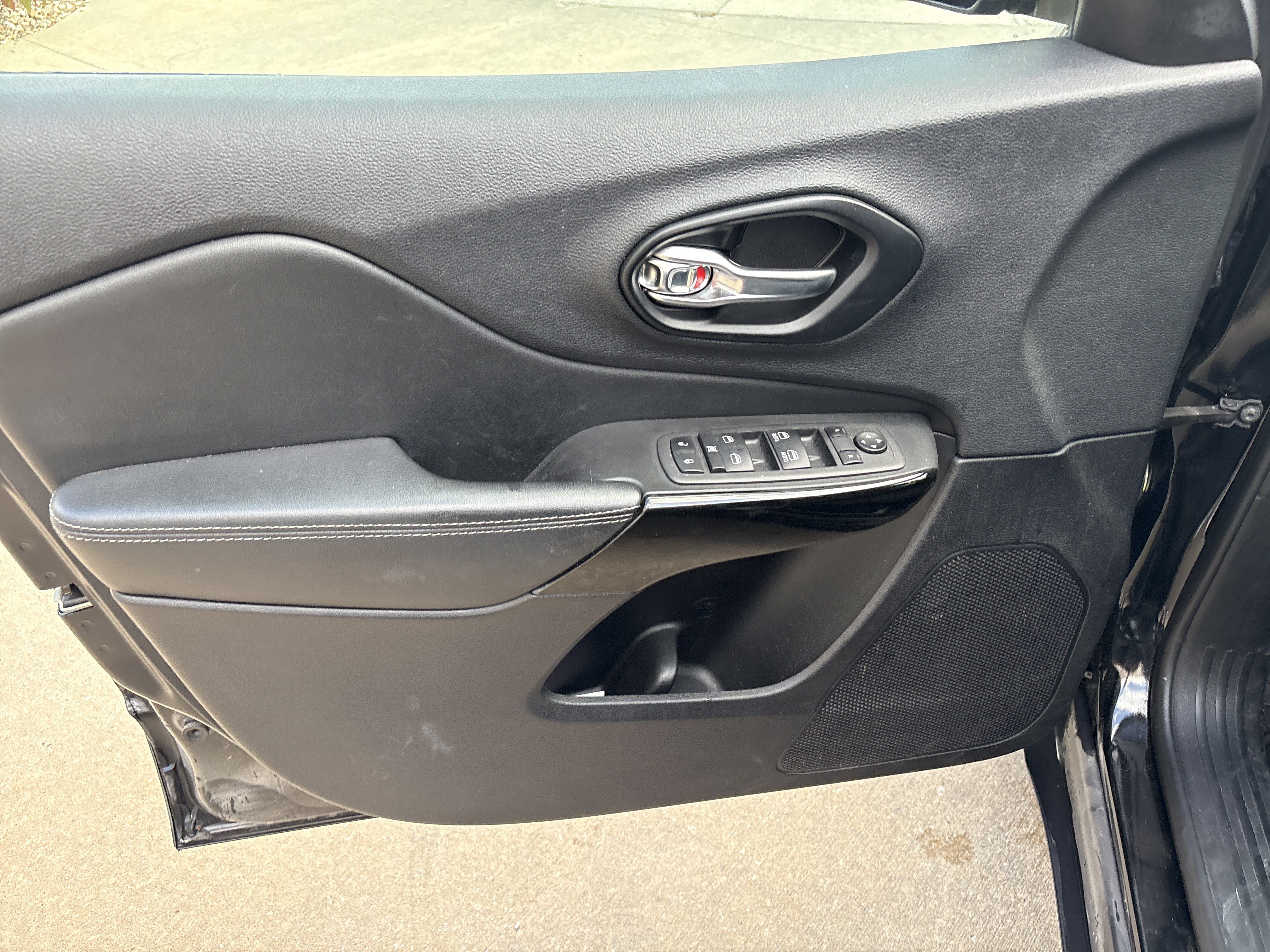 Used 2023 Jeep Cherokee Altitude Lux AWD/4WD image 25
