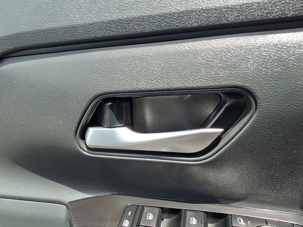 Used 2025 Nissan Kicks SV AWD/4WD image 16
