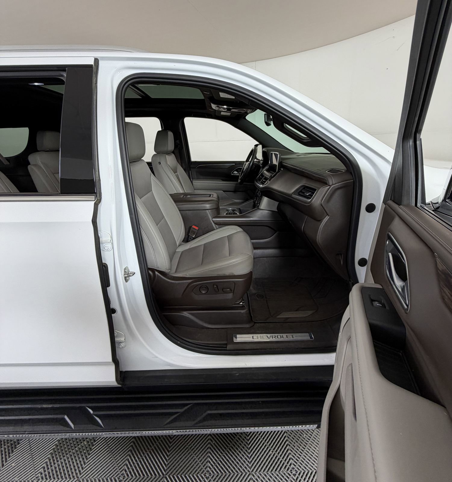 Used 2022 Chevrolet Suburban LT w/ Luxury Package AWD/4WD image 5