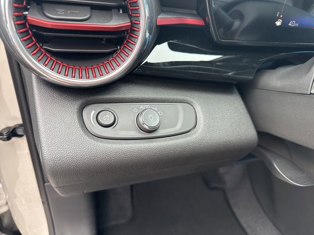 Used 2026 Chevrolet Trax RS w/ Sunroof Package image 24