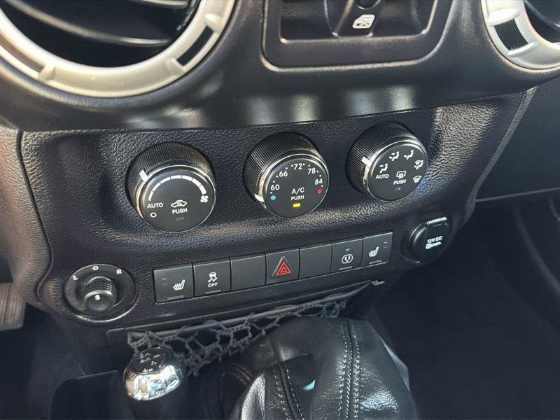 Used 2016 Jeep Wrangler Unlimited Rubicon w/ Connectivity Group AWD/4WD image 19