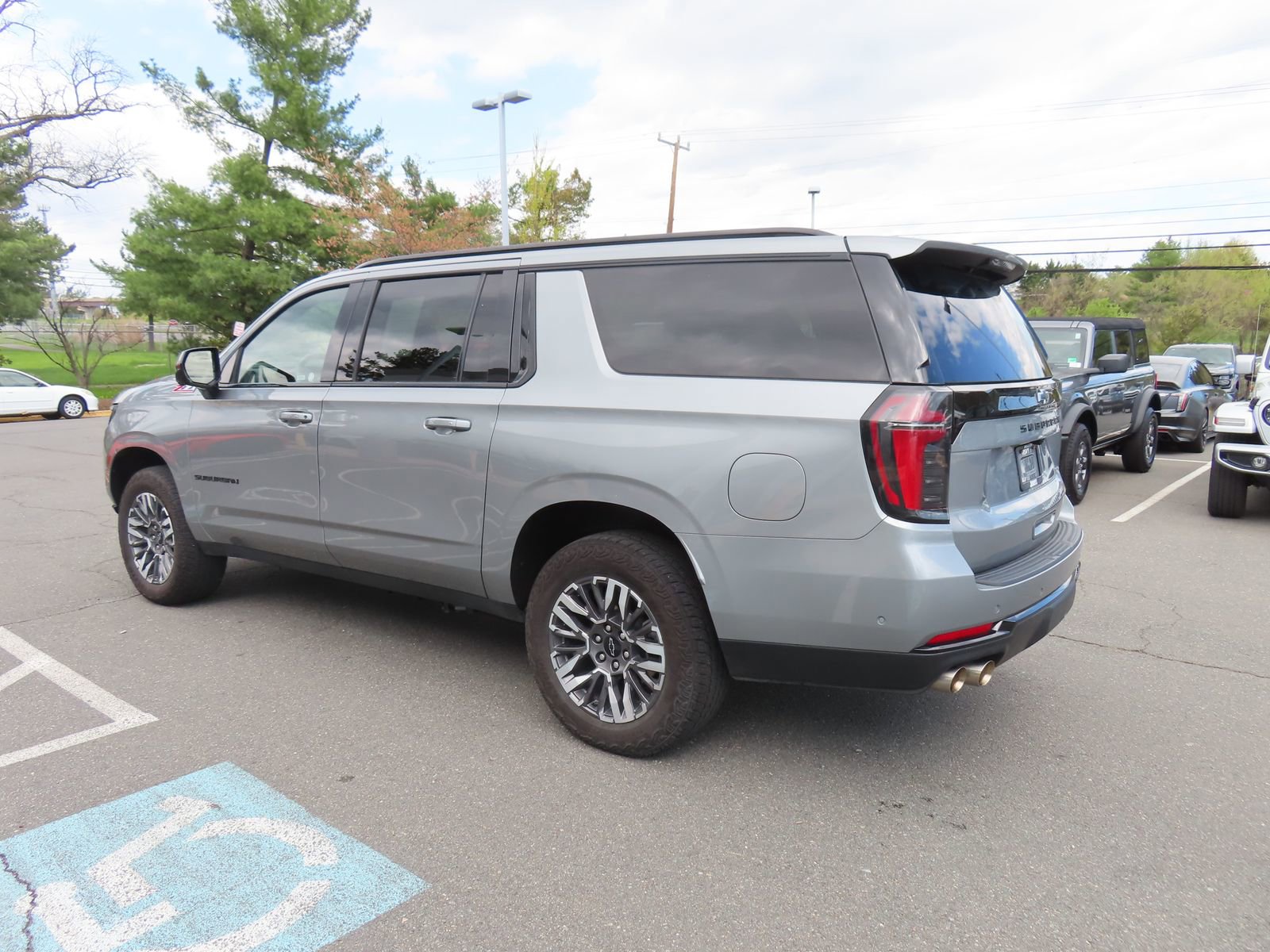Used 2025 Chevrolet Suburban Z71 image 7