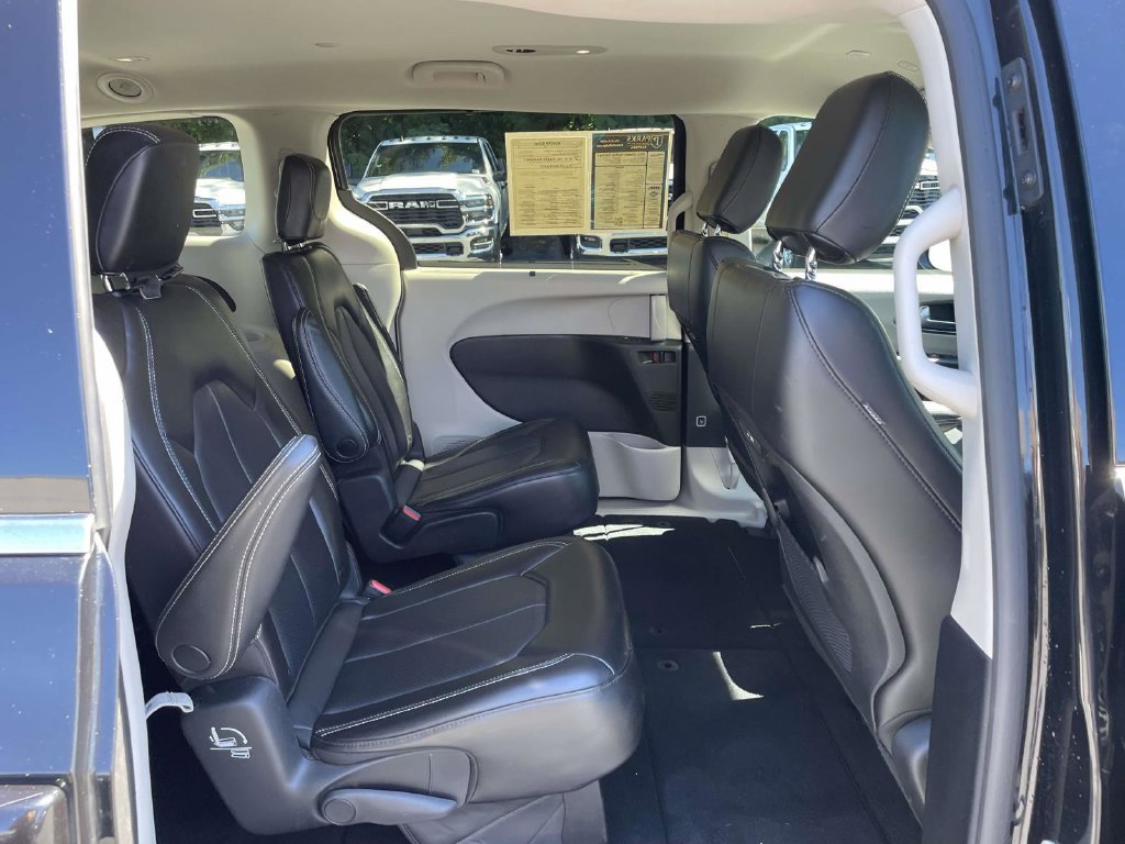 Certified 2023 Chrysler Pacifica Touring-L FWD image 17