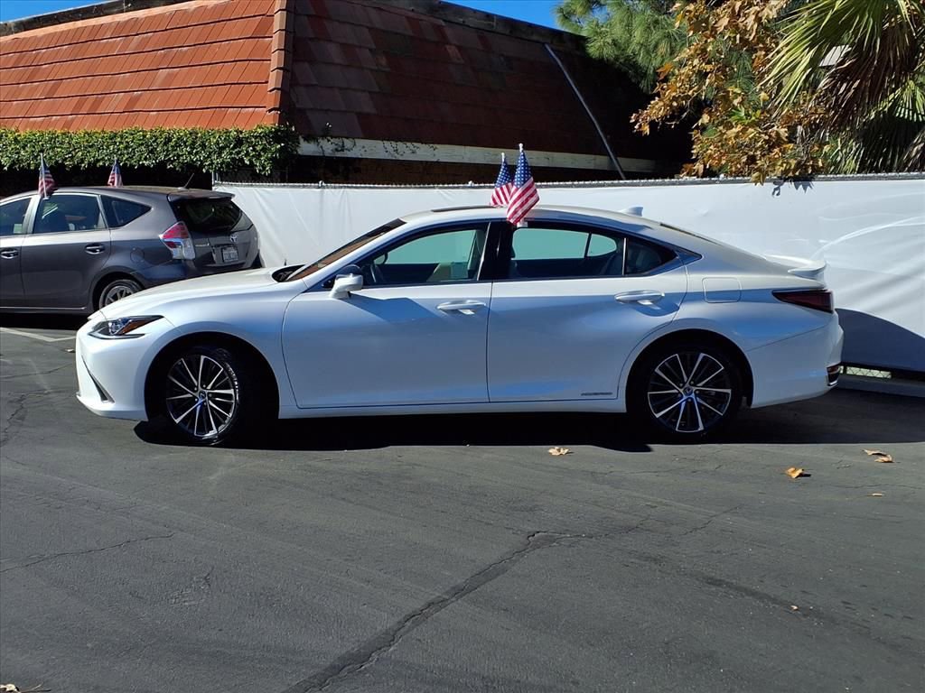 Used 2022 Lexus ES 300h w/ Premium Package image 3