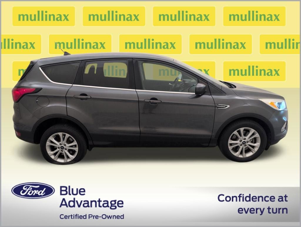Used 2019 Ford Escape SE image 2