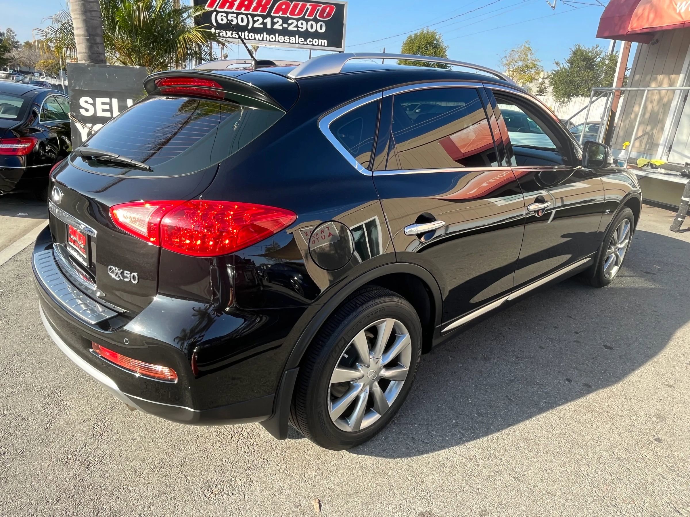 Used 2016 INFINITI QX50 Sport Utility 4D w/ Premium Plus Package image 9