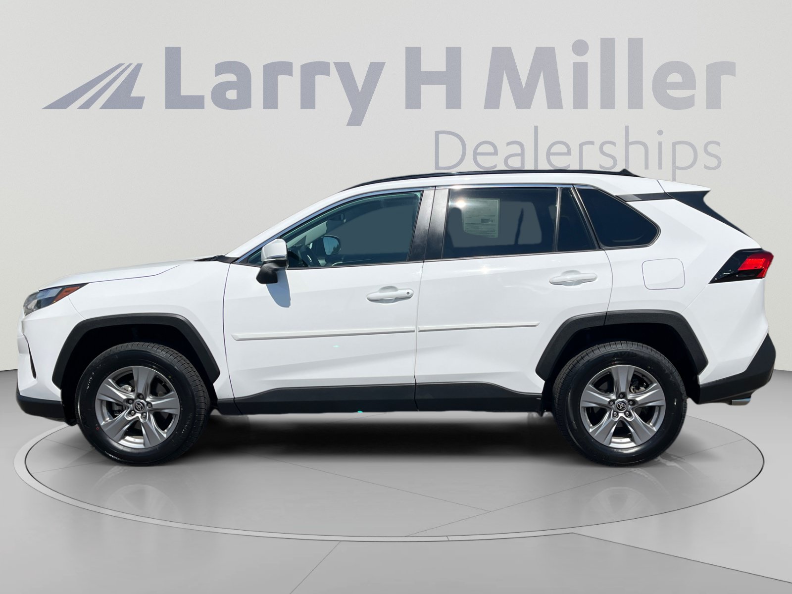 Used 2022 Toyota RAV4 XLE AWD/4WD image 2