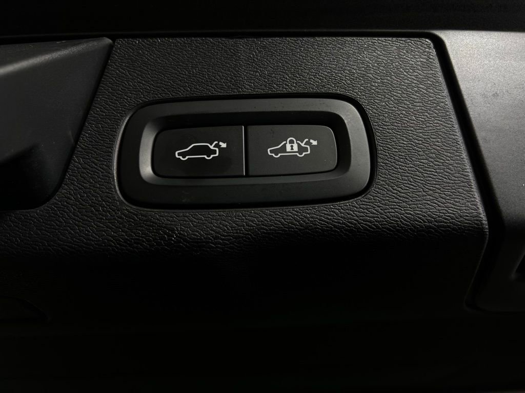 Used 2024 Volvo XC60 B5 Core image 28