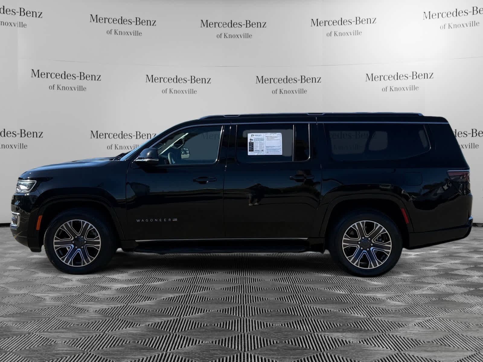 Used 2023 Jeep Wagoneer L Series II image 2