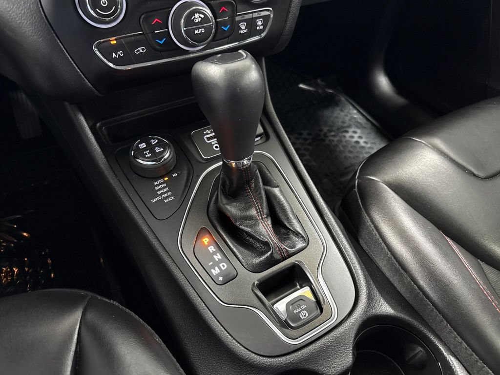 Used 2021 Jeep Cherokee Trailhawk w/ Sun, Sound & Nav Group AWD/4WD image 25