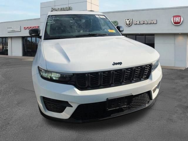 Used 2023 Jeep Grand Cherokee Altitude AWD/4WD image 9