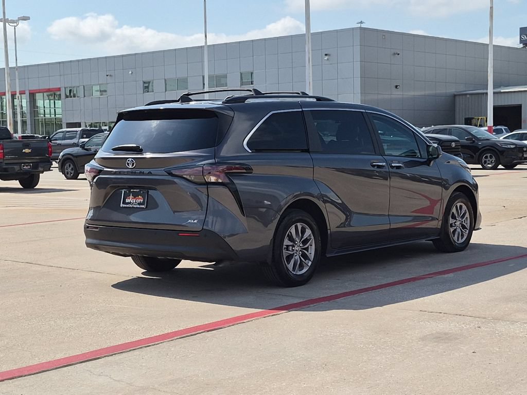 Certified 2025 Toyota Sienna XLE FWD image 6