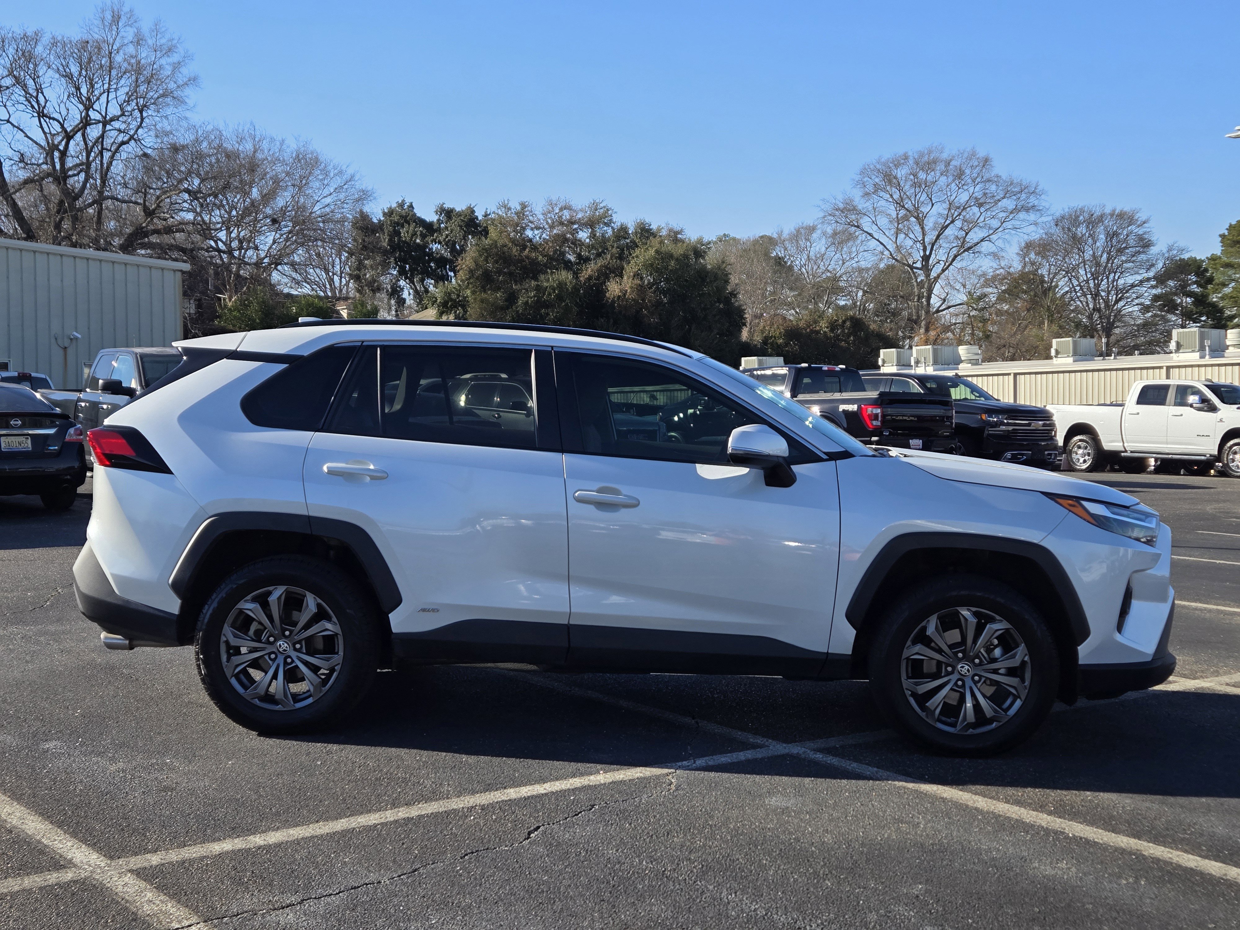 Used 2023 Toyota RAV4 XLE Premium image 6