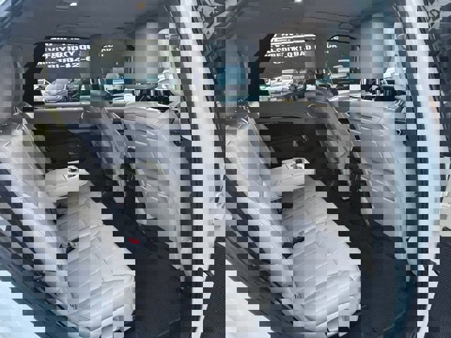 Used 2017 Land Rover Discovery SE image 29