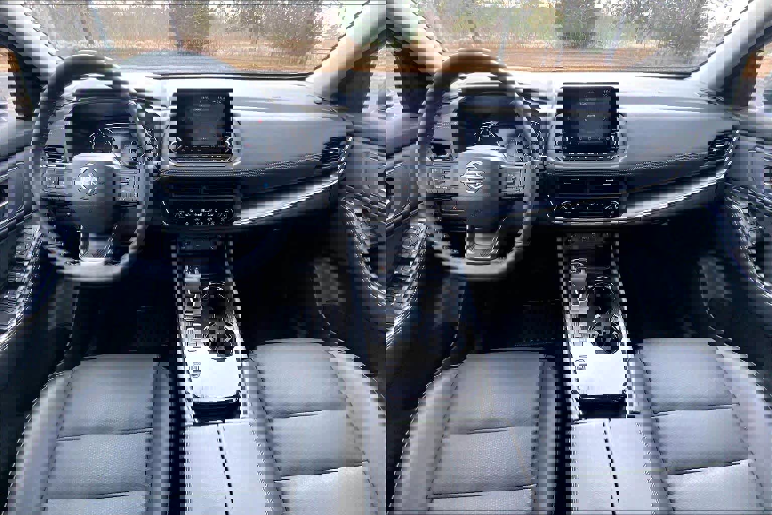 Used 2025 Nissan Rogue SV w/ SV Premium Package image 16