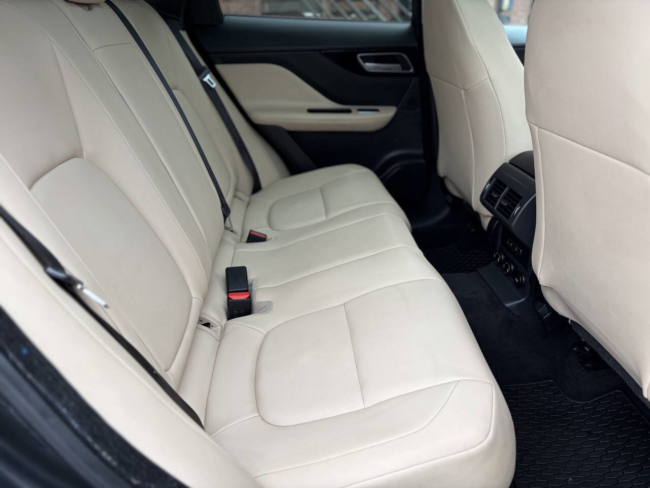 Used 2018 Jaguar F-PACE Premium image 16