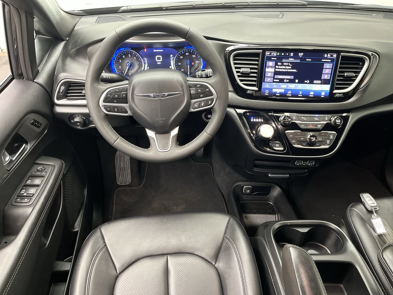Used 2025 Chrysler Pacifica Select FWD image 13