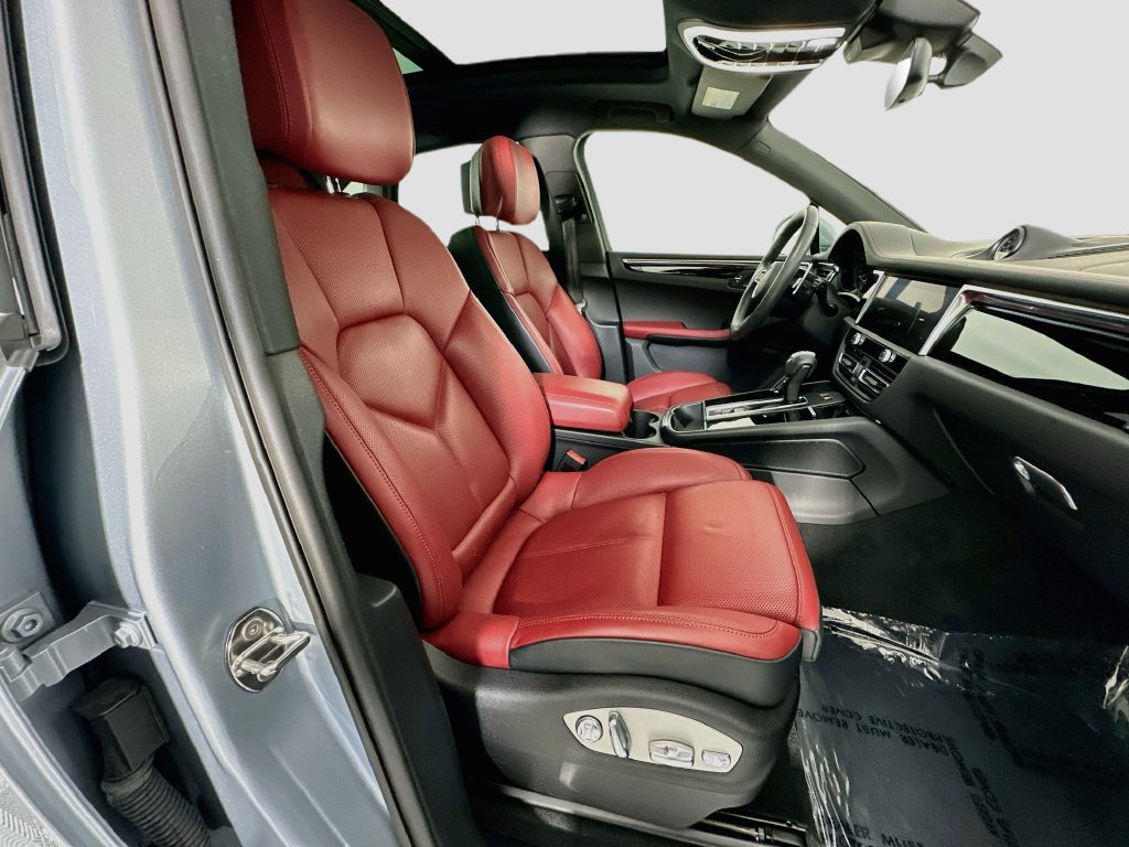 Certified 2024 Porsche Macan AWD/4WD image 30